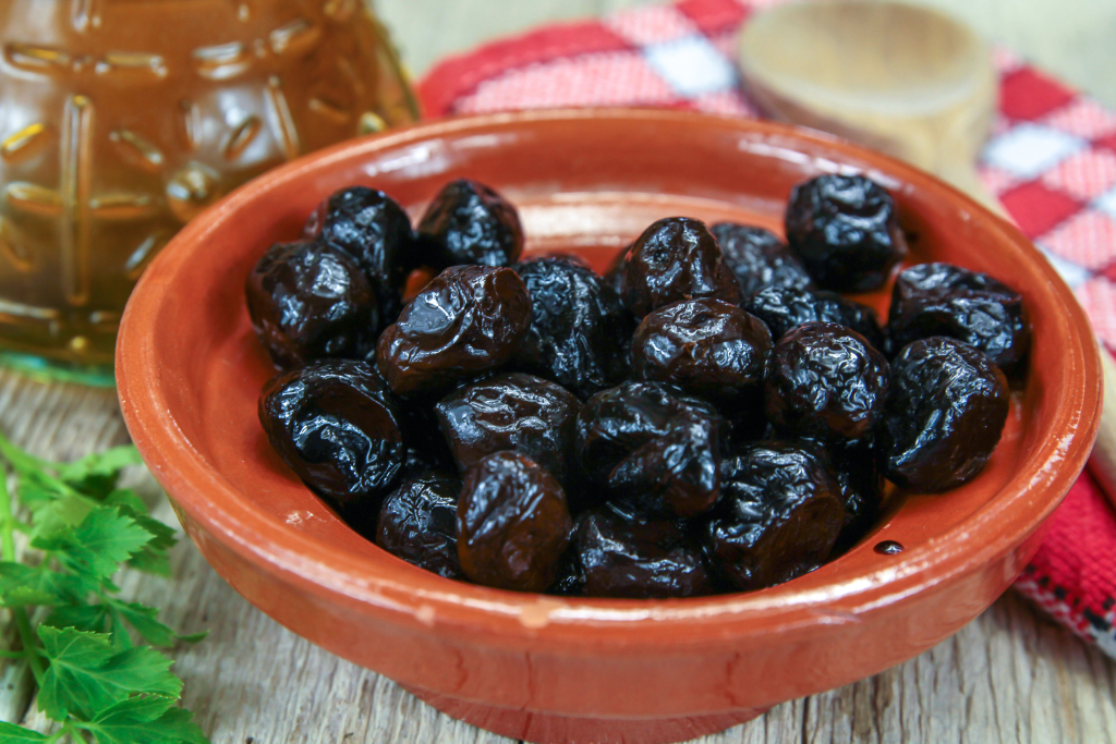 Photo d'olives noires dans un bol