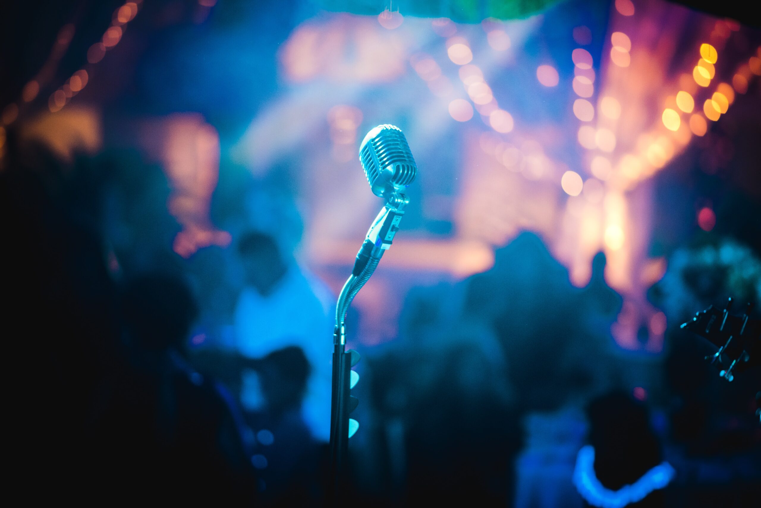 Photo d'un micro dans une salle de concert