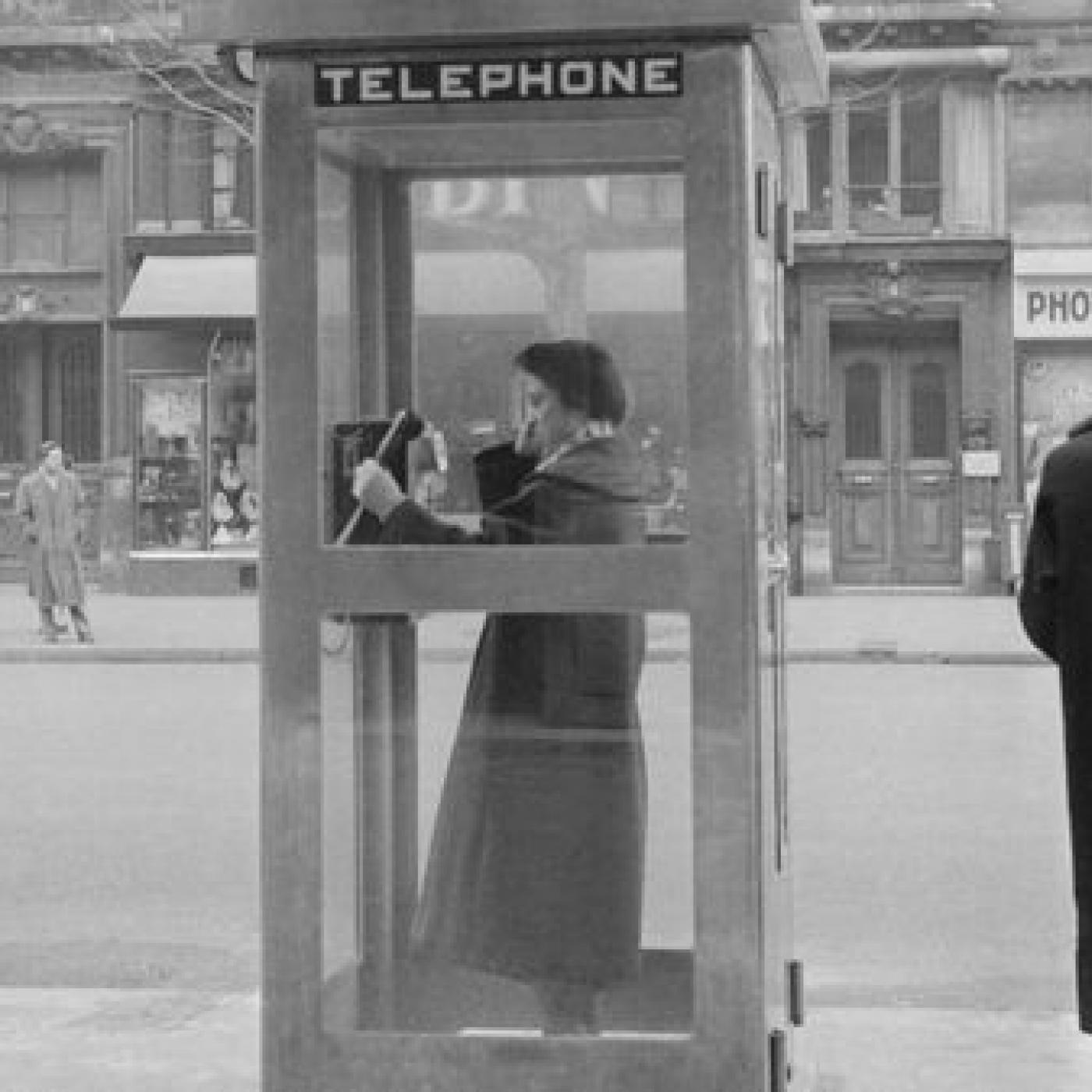 Le Dico des Rêves : Que signifie rêver de cabine téléphonique ?