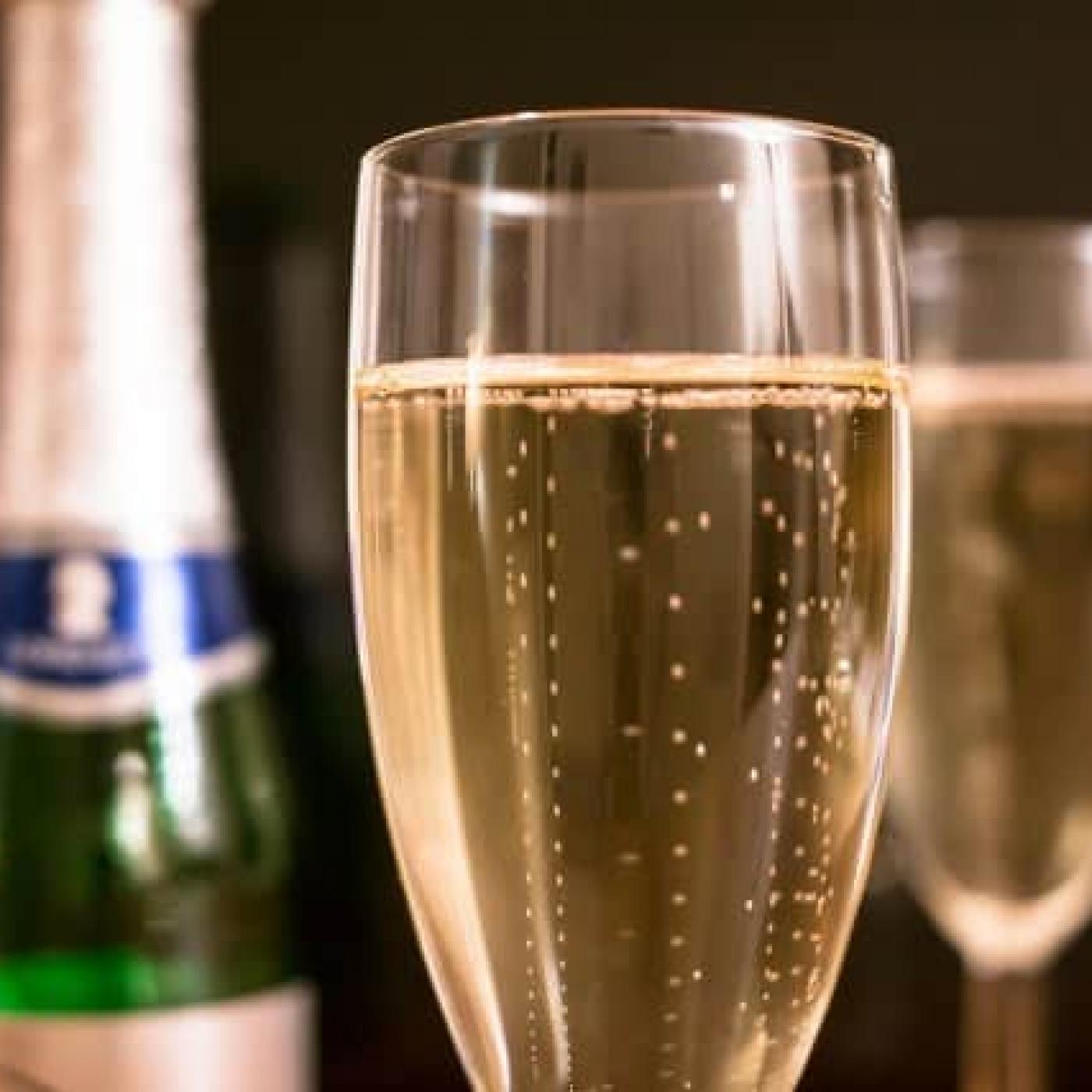 Le Dico des Rêves : Que signifie rêver de champagne ?