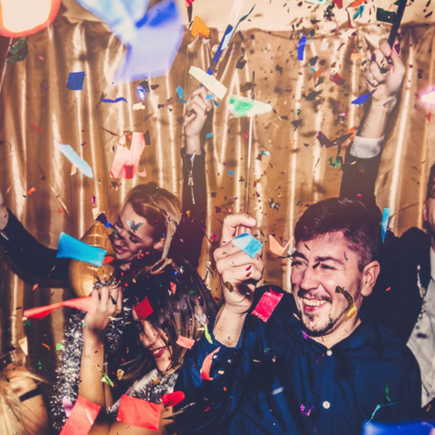 Le Dico des Rêves : Que signifie rêver de faire la fête ?