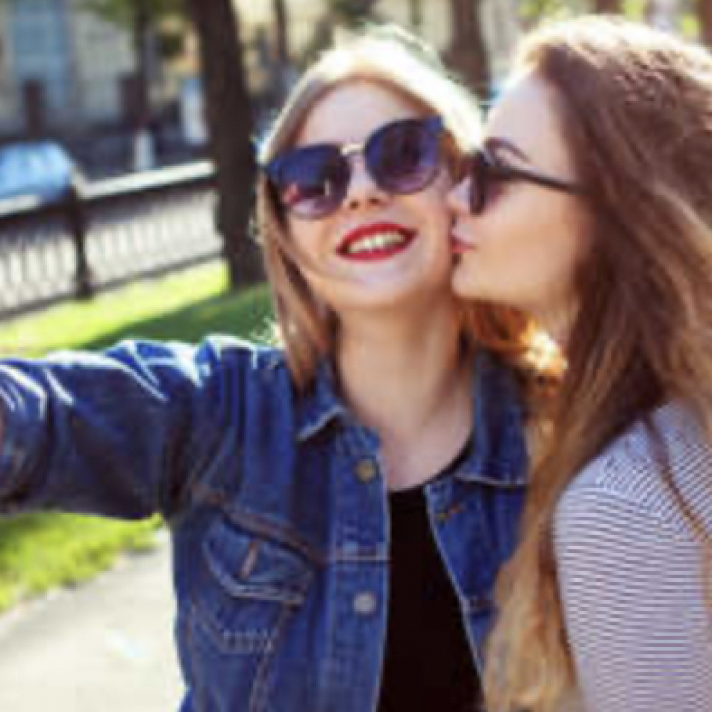 Le Dico des Rêves : Que signifie rêver de bisous sur la joue ?