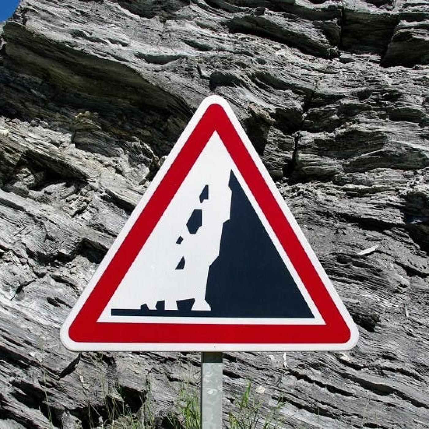 Le Dico des Rêves : Que signifie rêver de chutes de pierres ?