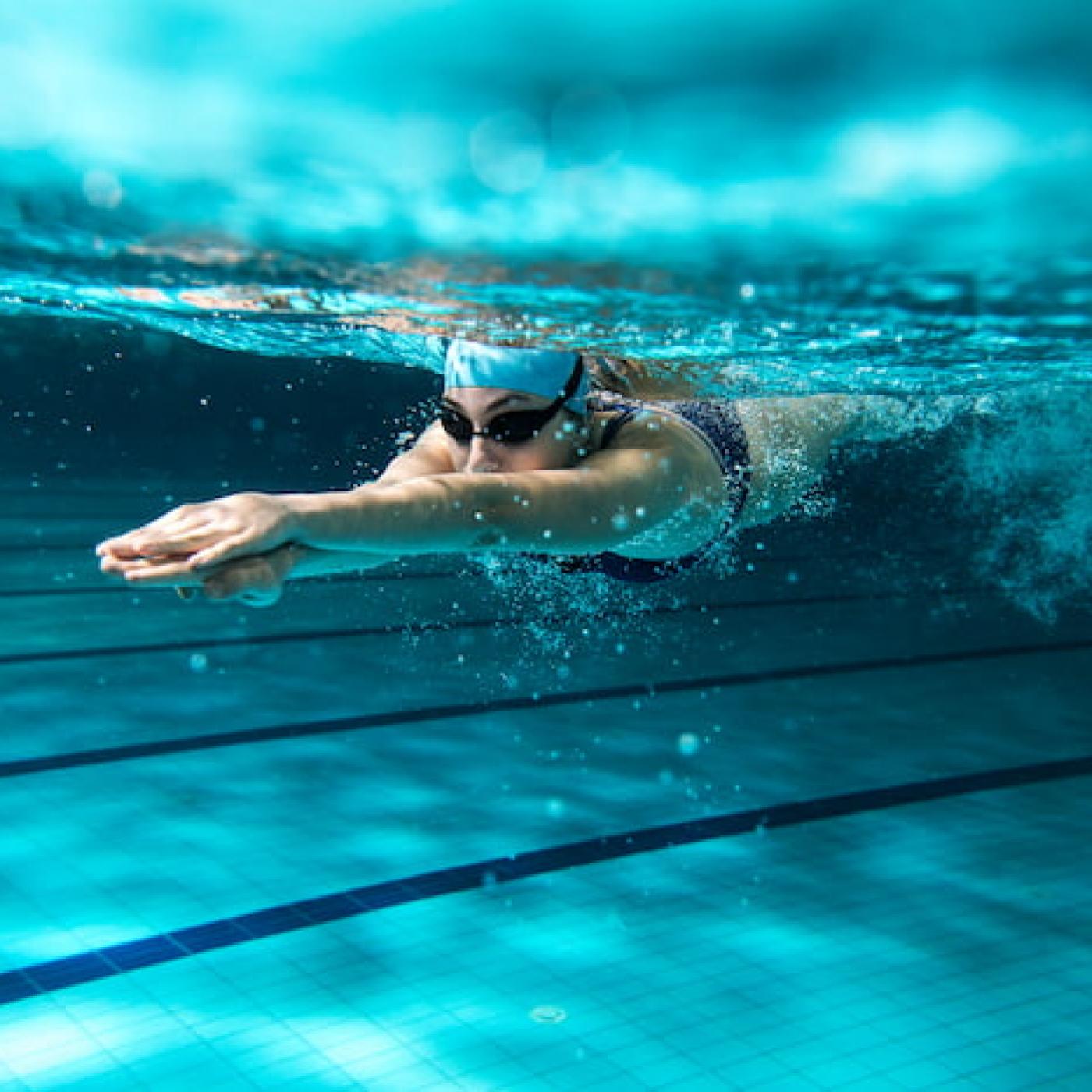 Le Dico des Rêves : Que signifie rêver de nager ?