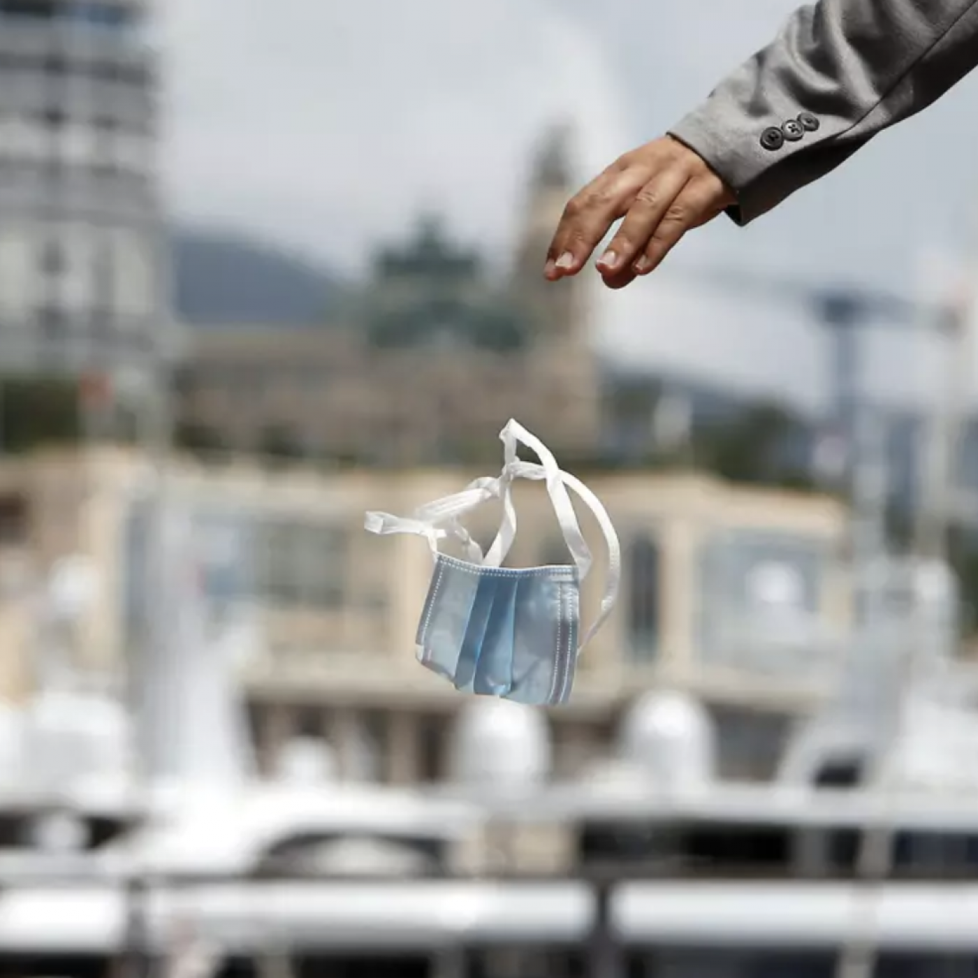 La Ville de Cannes dévoile un visuel contre les jets de masque sur la voie publique