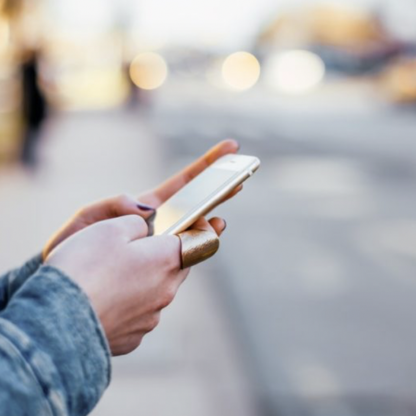 Le Dico des Rêves : Que signifie rêver de se faire voler son téléphone portable ?