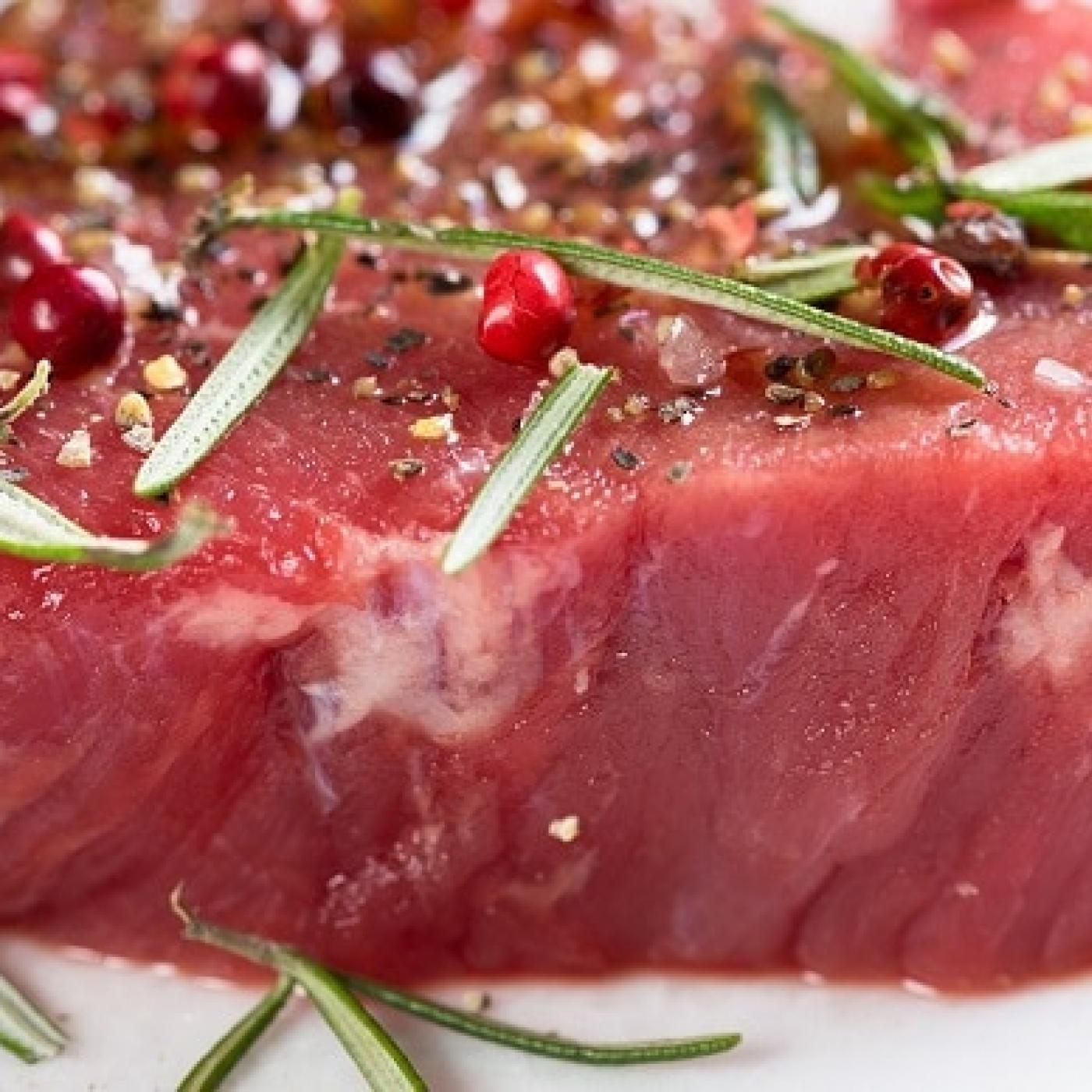 Le Dico des Rêves : que signifie rêver de manger de la viande cru ?