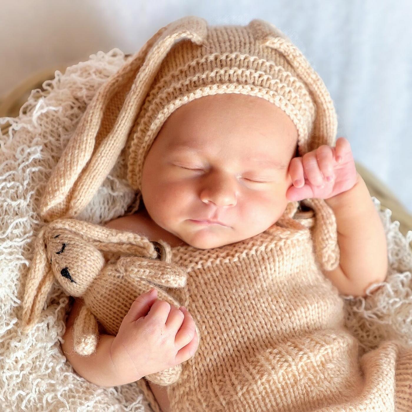 Le Dico des Rêves : Que signifie rêver de bébé dans son lit