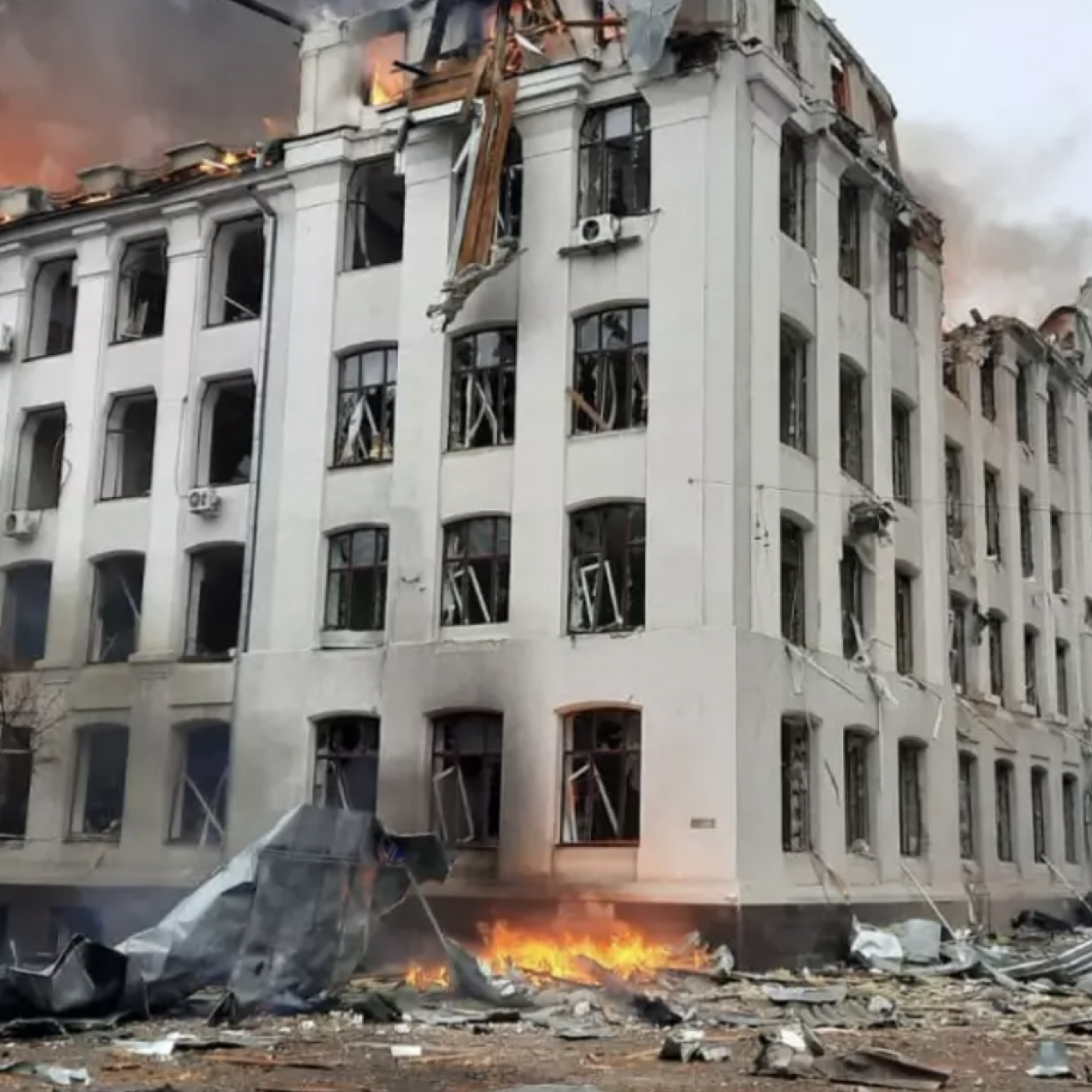Guerre en Ukraine: Kharkiv assaillie, Kiev retient son souffle, Biden s’attaque au « dictateur » Poutine…