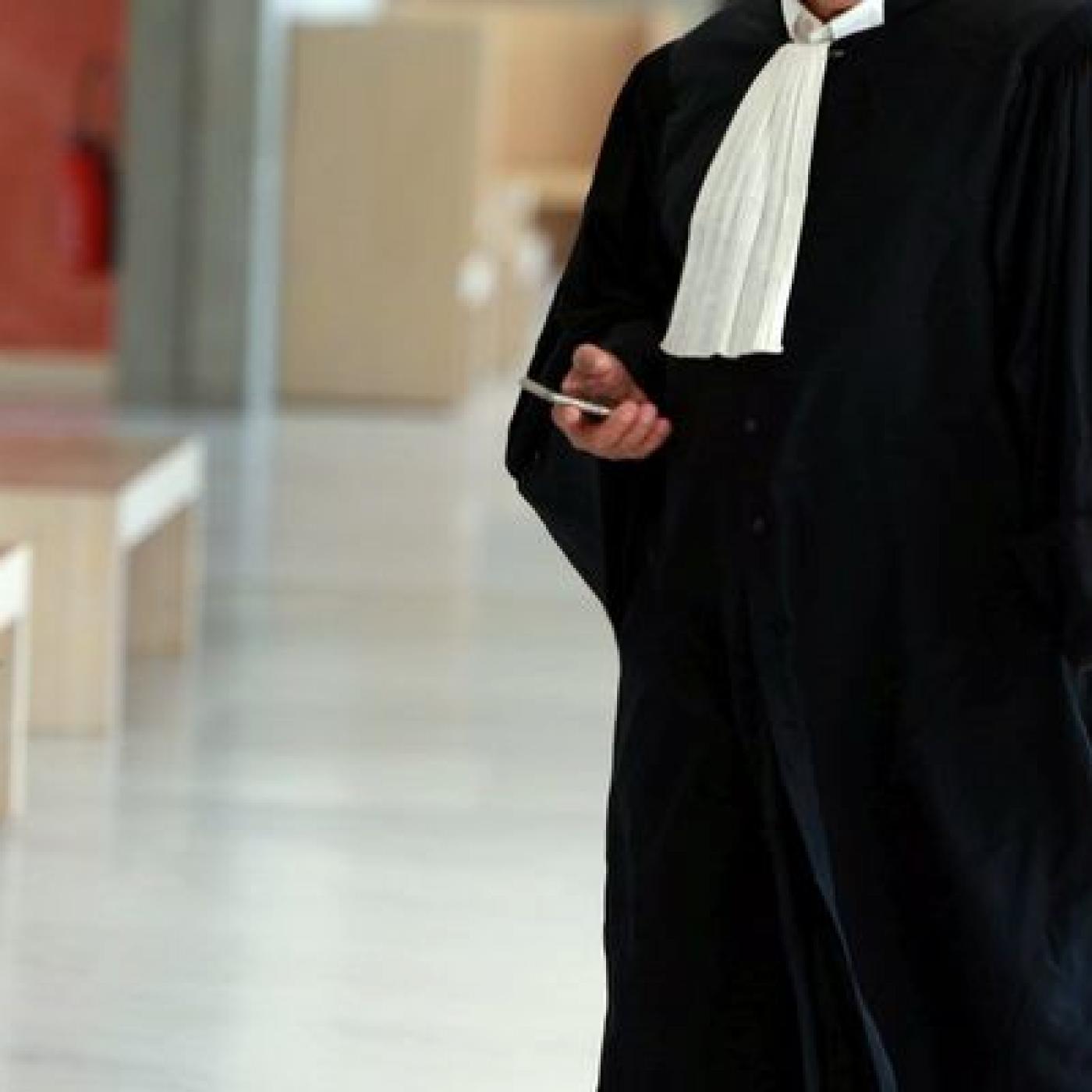 Le Dico des Rêves : Que signifie rêver de robe d’avocat ?