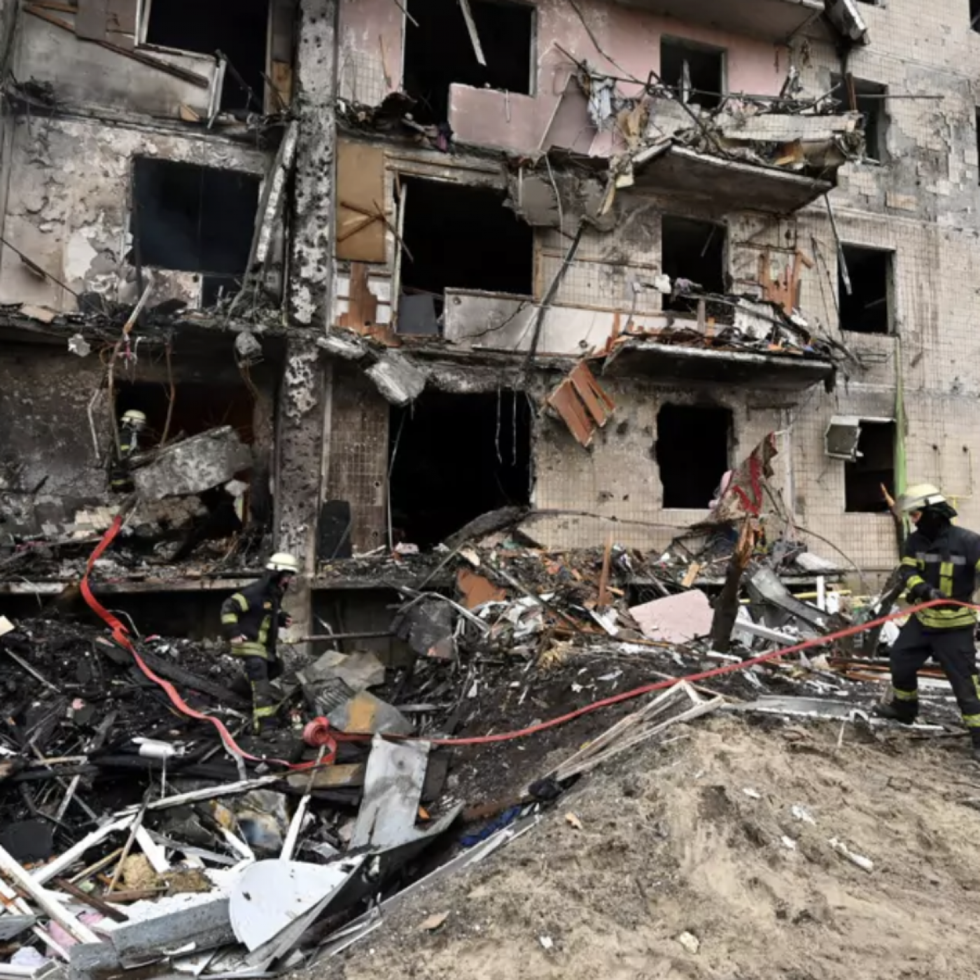 Guerre en Ukraine: de nouvelles victimes civiles à Kiev, des frappes russes à la frontière polonaise…