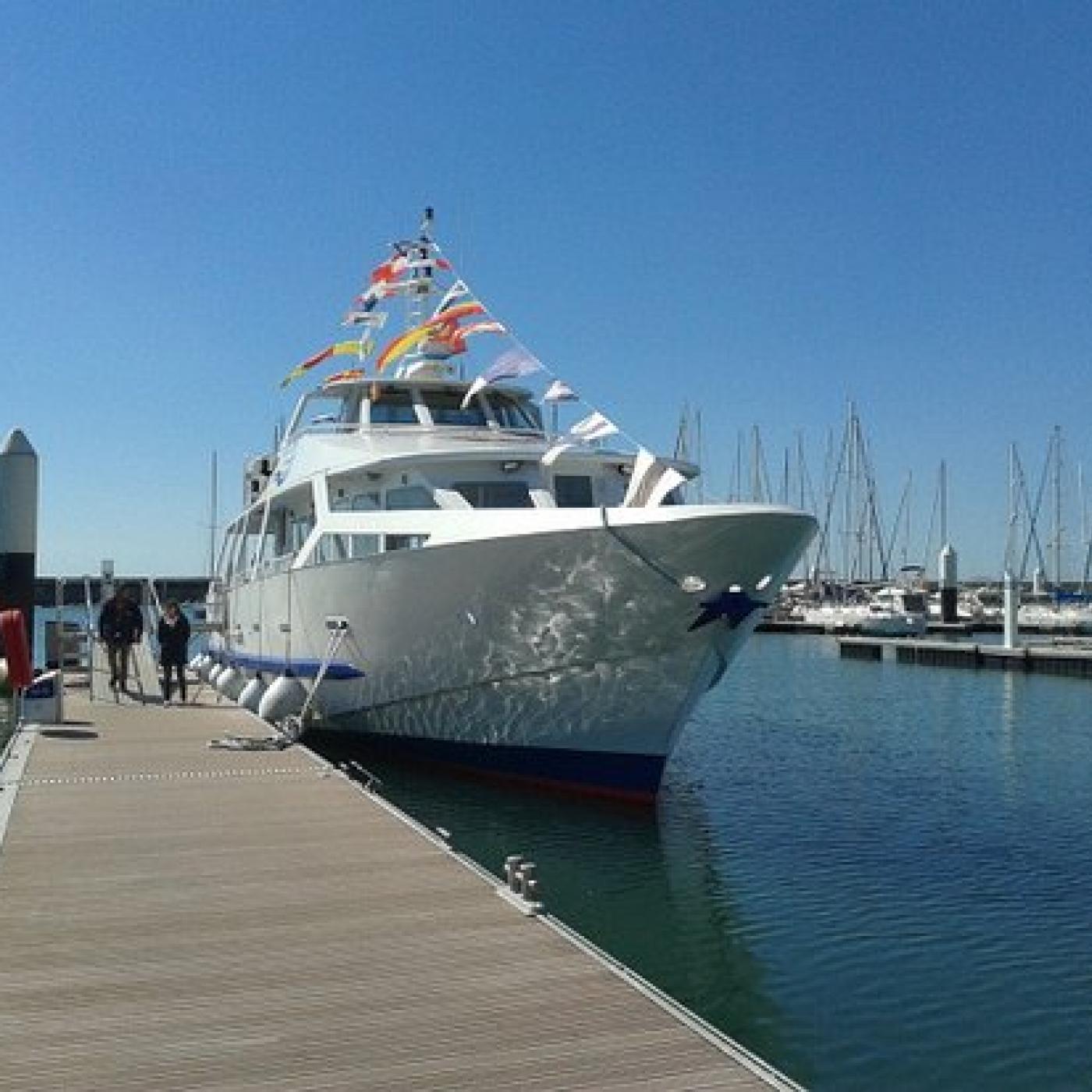 Le Dico des Rêves : Que signifie rêver de bateau à quai