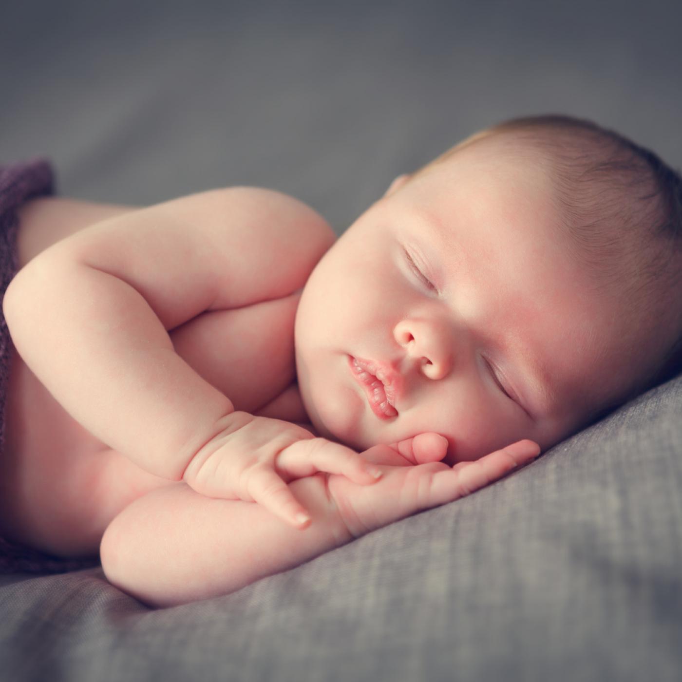 Le Dico des Rêves : Que signifie rêver de vomi de bébé ?