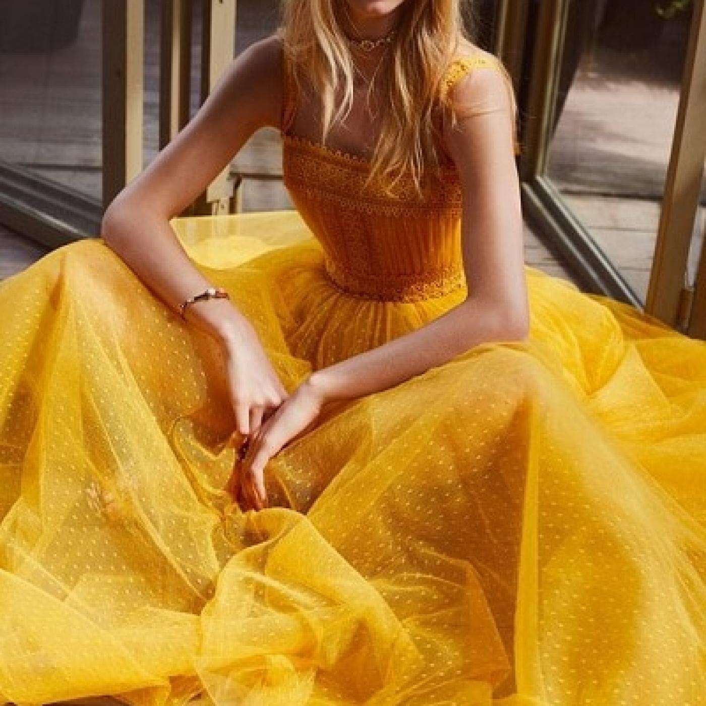 Le Dico des Rêves : Que signifie rêver de porter une robe jaune ?