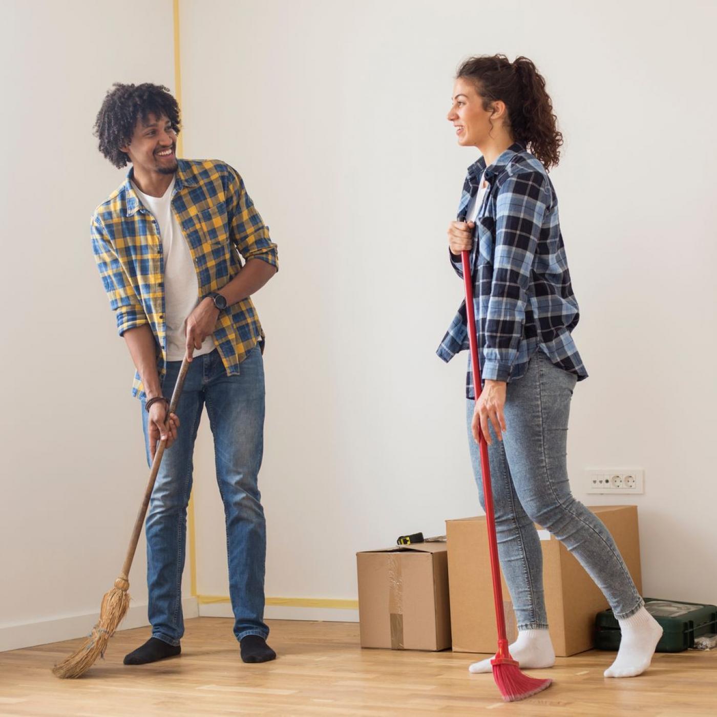 Le Dico des Rêves : Que signifie rêver de passer le balai ?