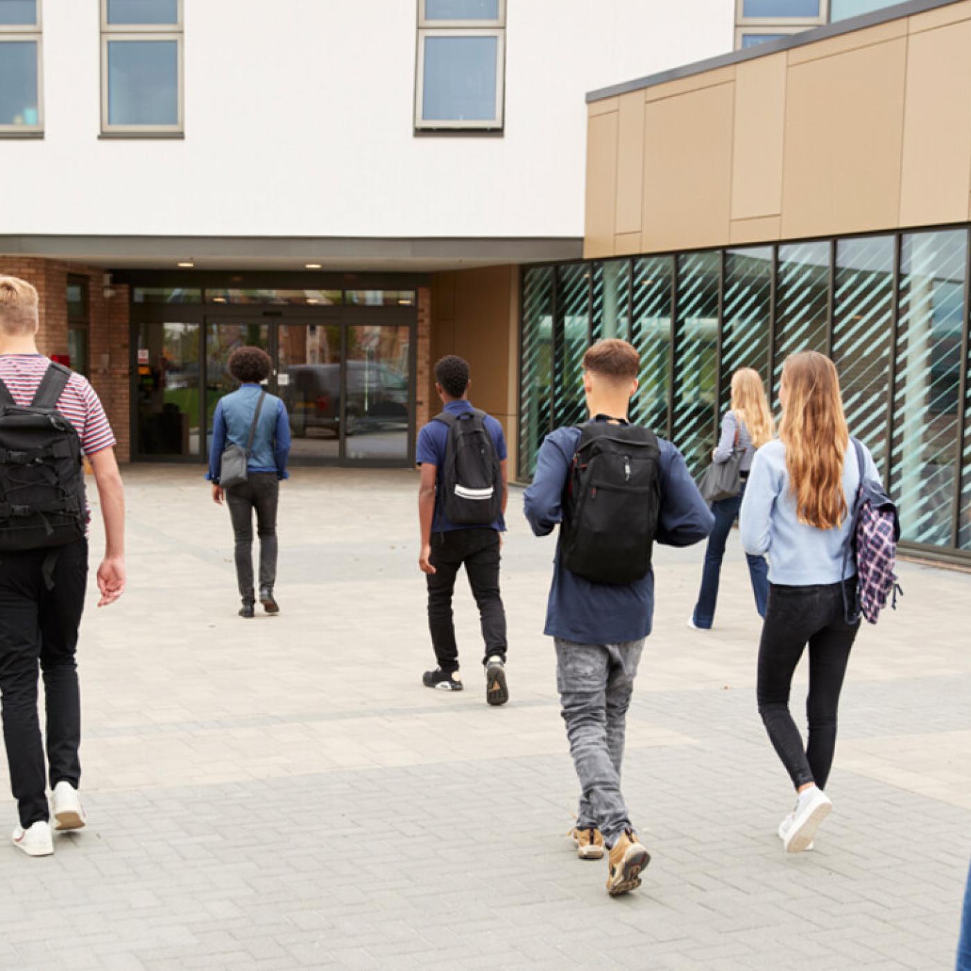 Le Dico des Rêves : Que signifie rêver qu’on retourne au lycée ?