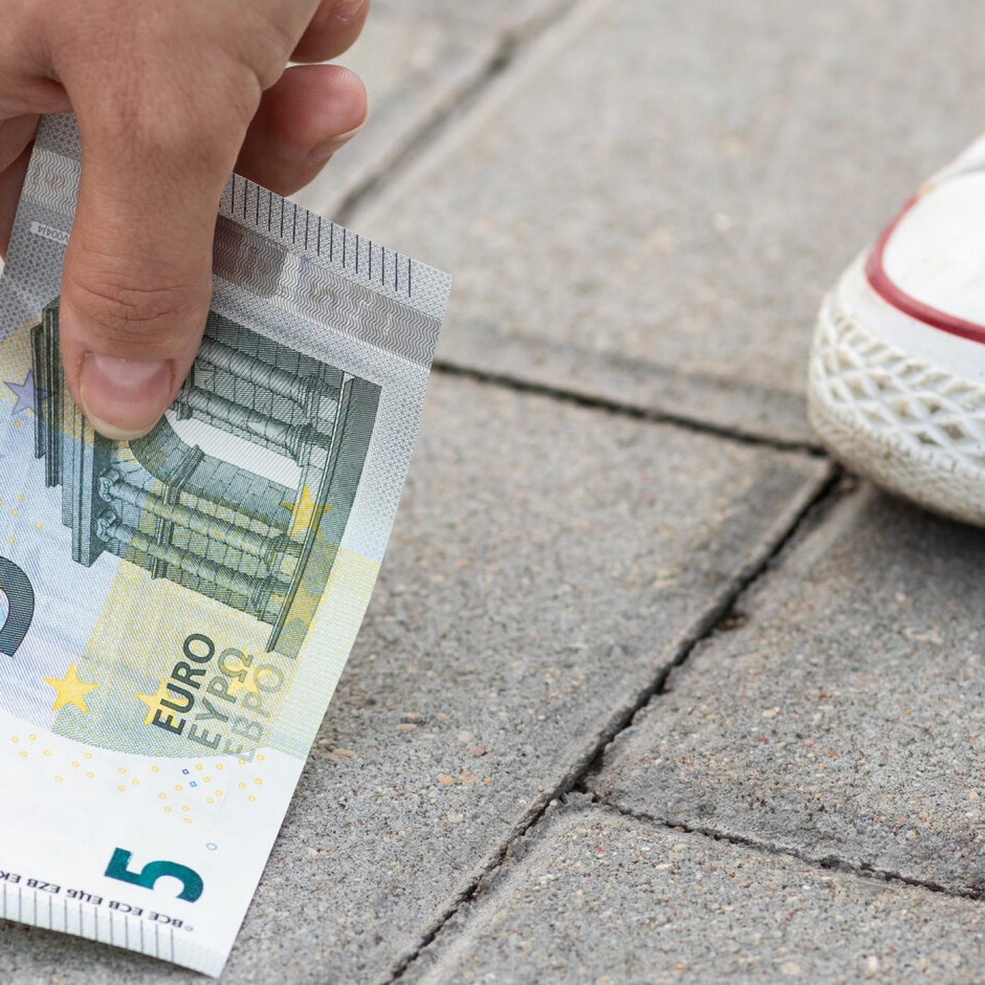 Le Dico des Rêves : Que signifie rêver de ramasser des billets de banque dans la rue ?
